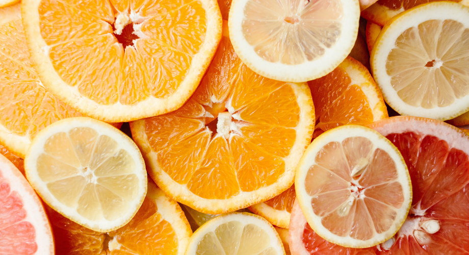 Kao snažan antioksidans, vitamin C potiče proizvodnju kolagena i daje koži prirodan sjaj.