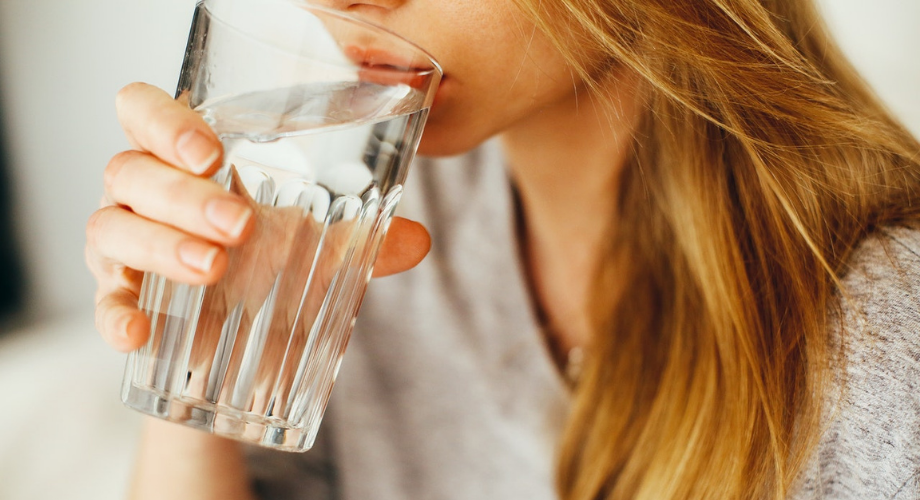 Dovoljnim i čestim unosom tekućine, najbolje vode, suzbit ćete rizik od dehidracije organizma