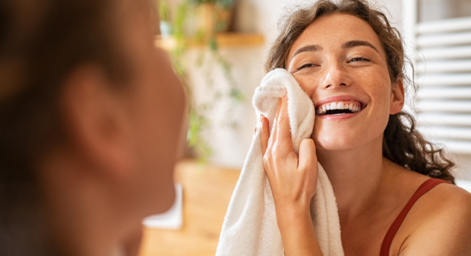 Jutro počinje umivanjem. Gelovi za umivanje ili drugi proizvodi za čišćenje lica, a ovisno o tipu kože osvježit će, ukloniti nečistoće i pripremiti kožu za dnevnu njegu.