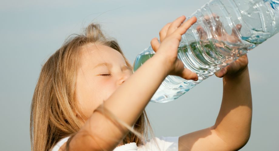 Neka djeca vide da vi pijete dovoljno vode. Samo to će im biti dovoljno. Djeca žele biti kao vi!