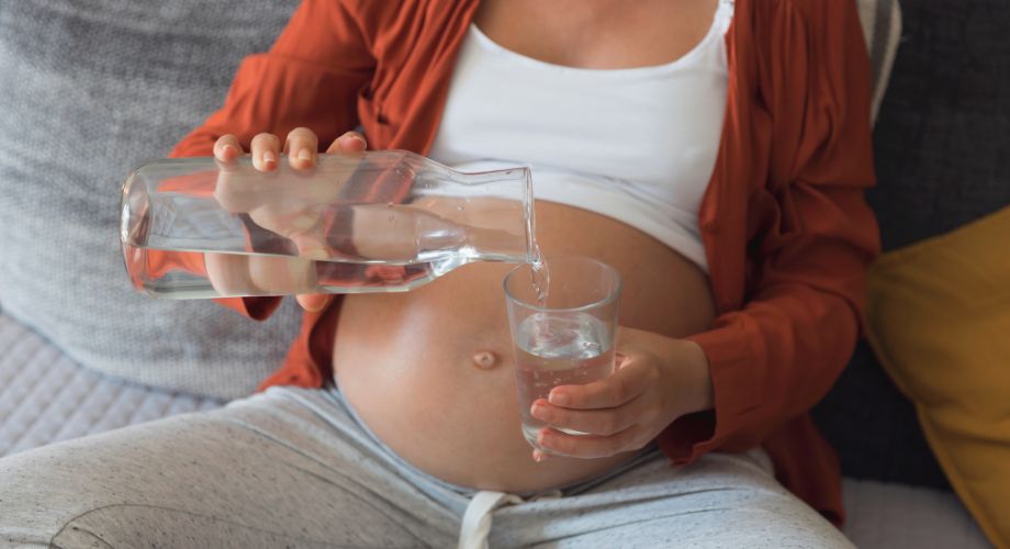 Trudnicama je potrebno više tekućine nego prije, a ako ne piju dovoljno, može doći do dehidracije, što može pogoršati zatvor.