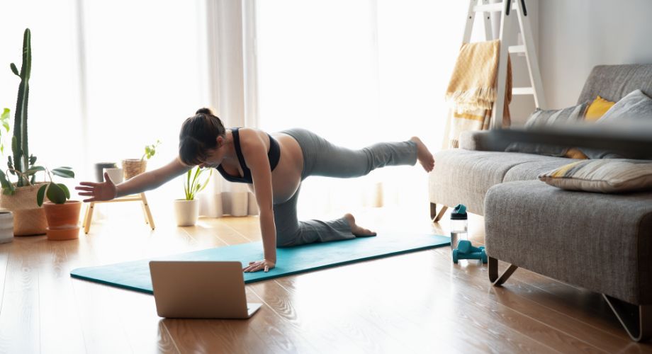 Plivanje, hodanje, pilates, ples ili jednostavne vježbe s vlastitom težinom su odlični načini kako ostati aktivna u trudnoći, imati lakši porod i ublažiti tegobe koje se javljaju.